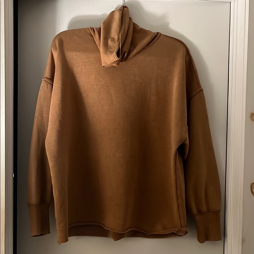 AE - Rust colored turtleneck sweatshirt! perfect for casual or active wear.